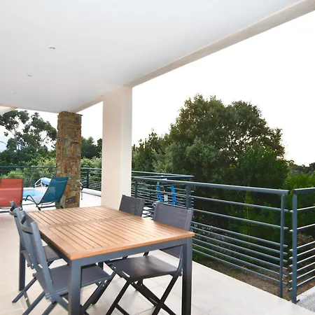 60m2 Avec Piscine Privee Dans *